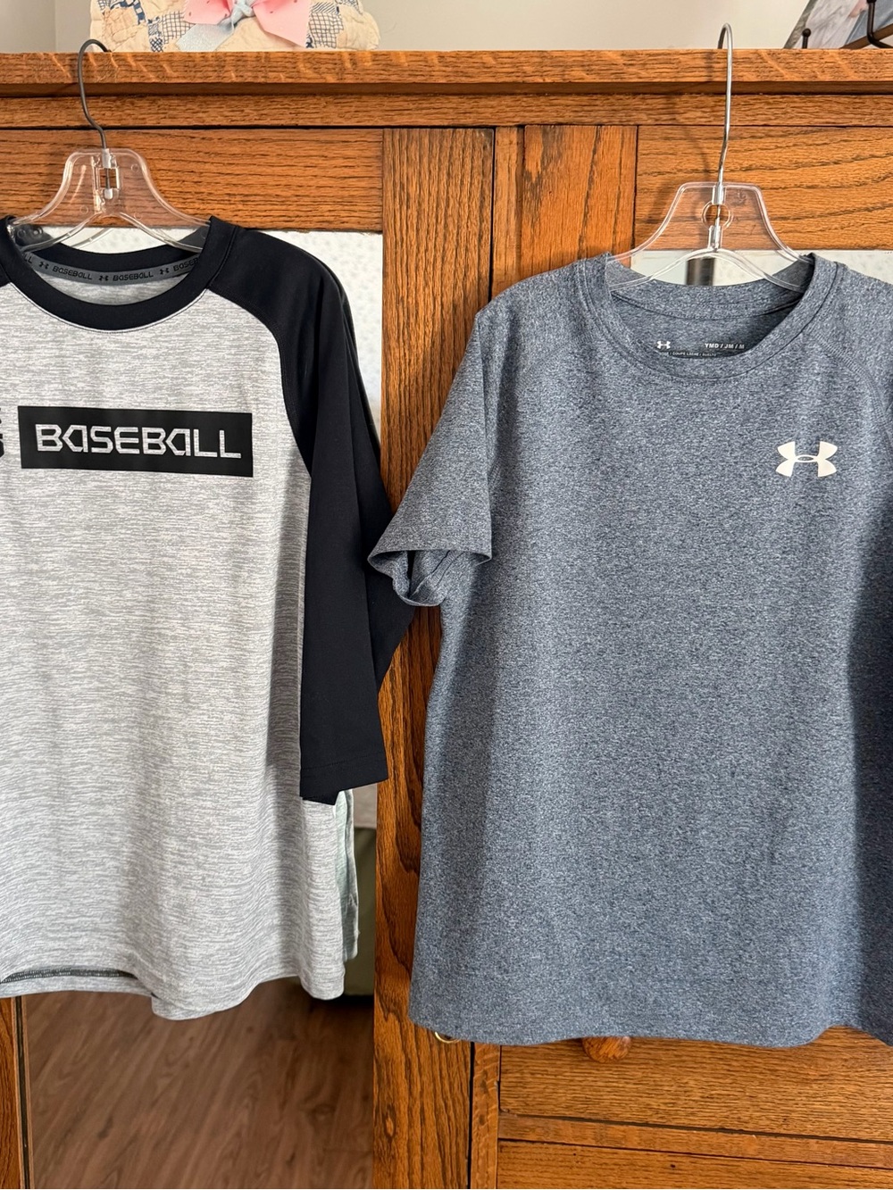 Two Under Armour Boys' YMD (8) T-Shirtsn